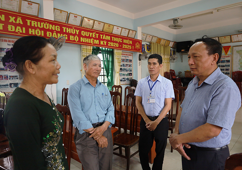 Đồng chí Phó Bí thư Thường trực Tỉnh ủy Trần Hải Châu tiếp xúc, trò chuyện với cử tri huyện Lệ Thủy.
