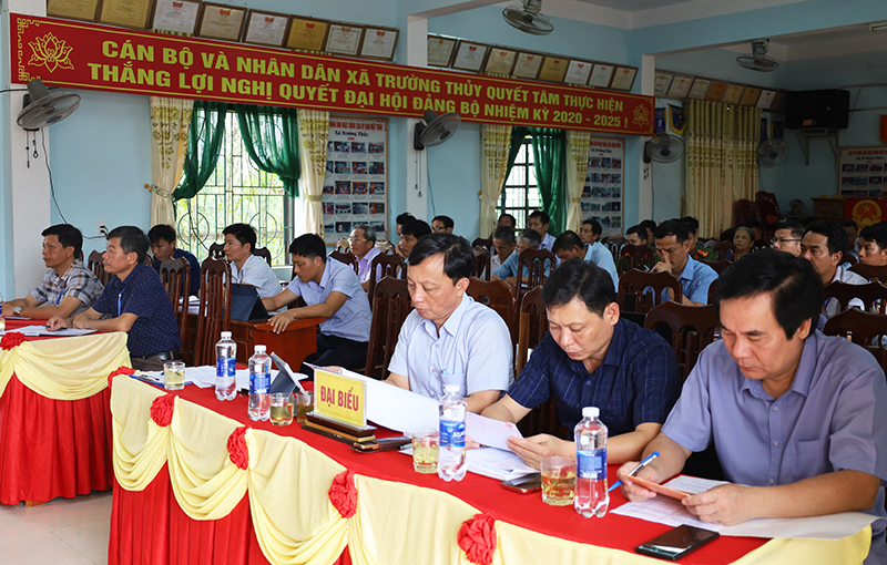Các đại biểu dự buổi tiếp xúc cử tri.