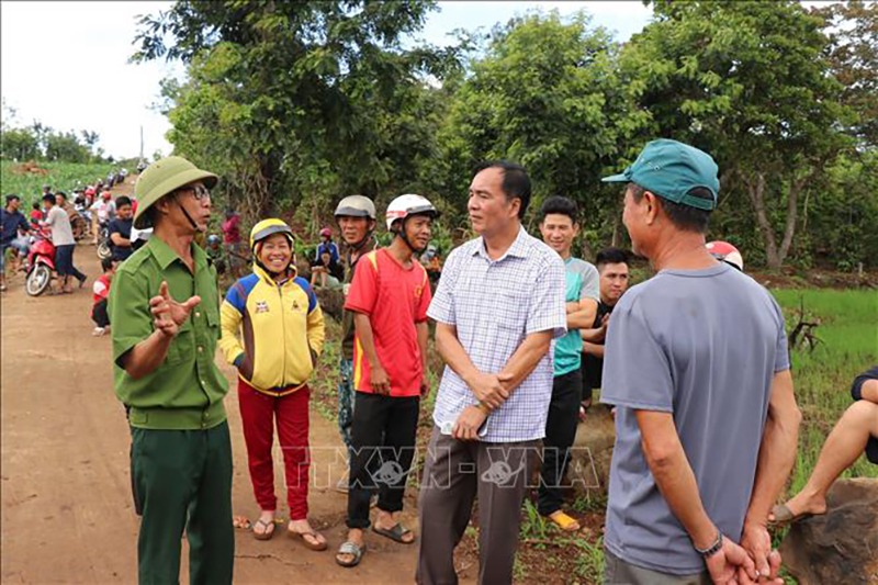 Bí thư Huyện ủy Cư Kuin xuống động viên người dân tại xã Ea Ninh. Ảnh: Phan Anh Dũng-TTXVN