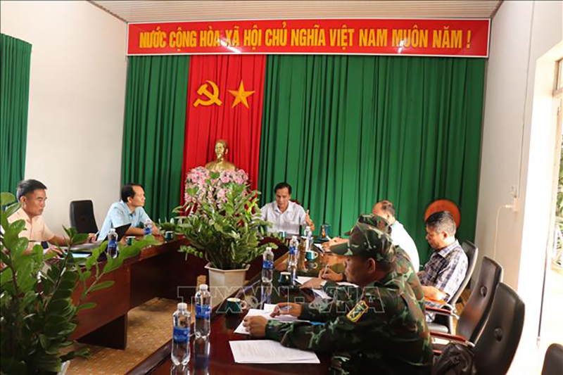 Bí thư Huyện ủy Cư Kuin kiểm tra việc đảm bảo an ninh trật tự tại xã Ea Bhok. Ảnh: Phan Anh Dũng/TTXVN