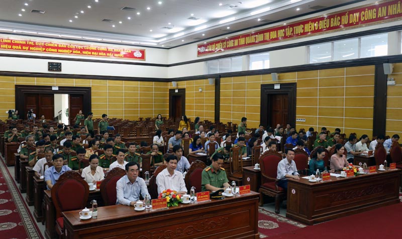 Các đại biểu tham dự tại hội nghị.