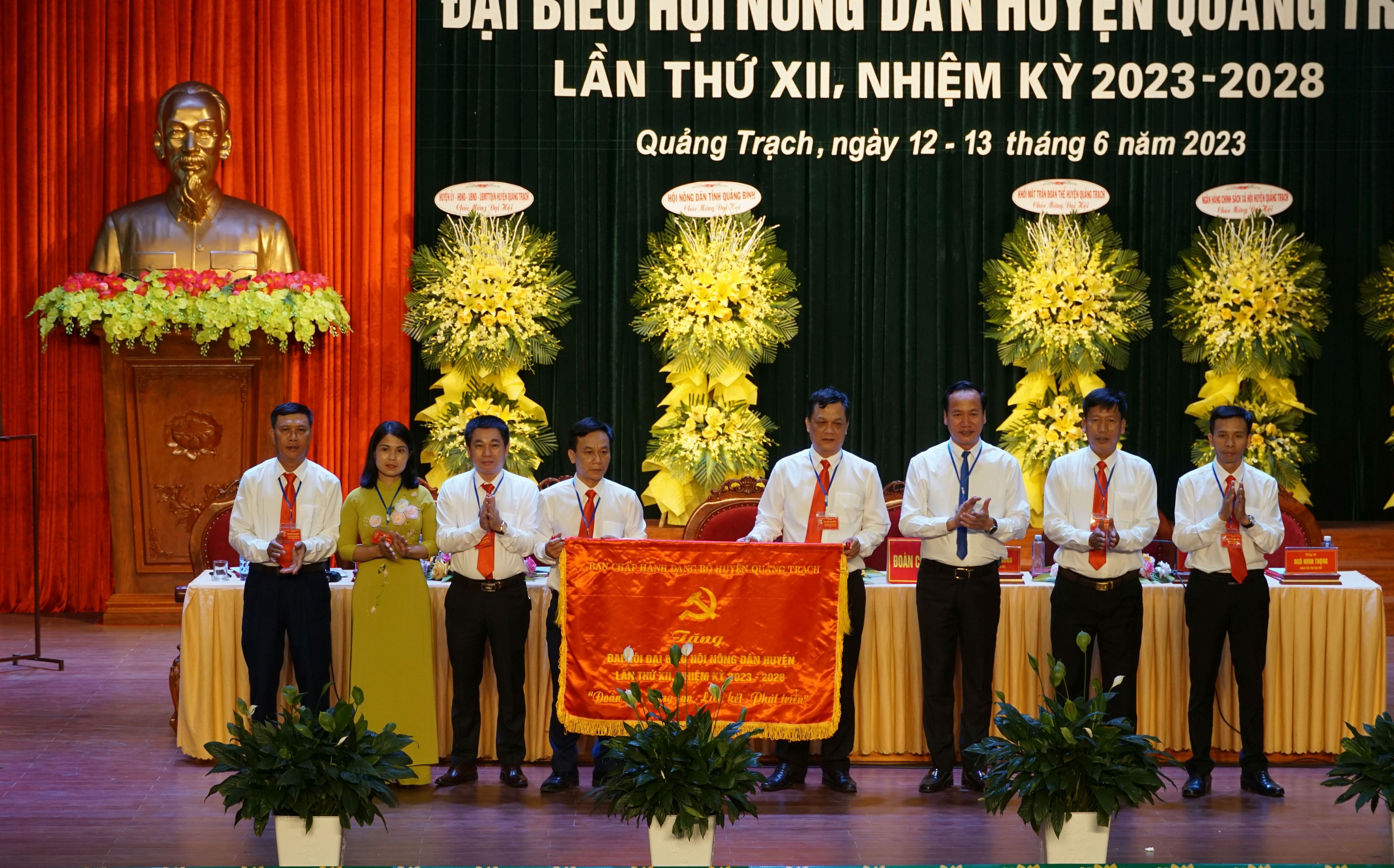 Bí thư Huyện ủy Quảng Trạch Nguyễn Xuân Đạt tặng bức trướng và hoa chúc mừng Đại hội HND huyện Quảng Trạch.