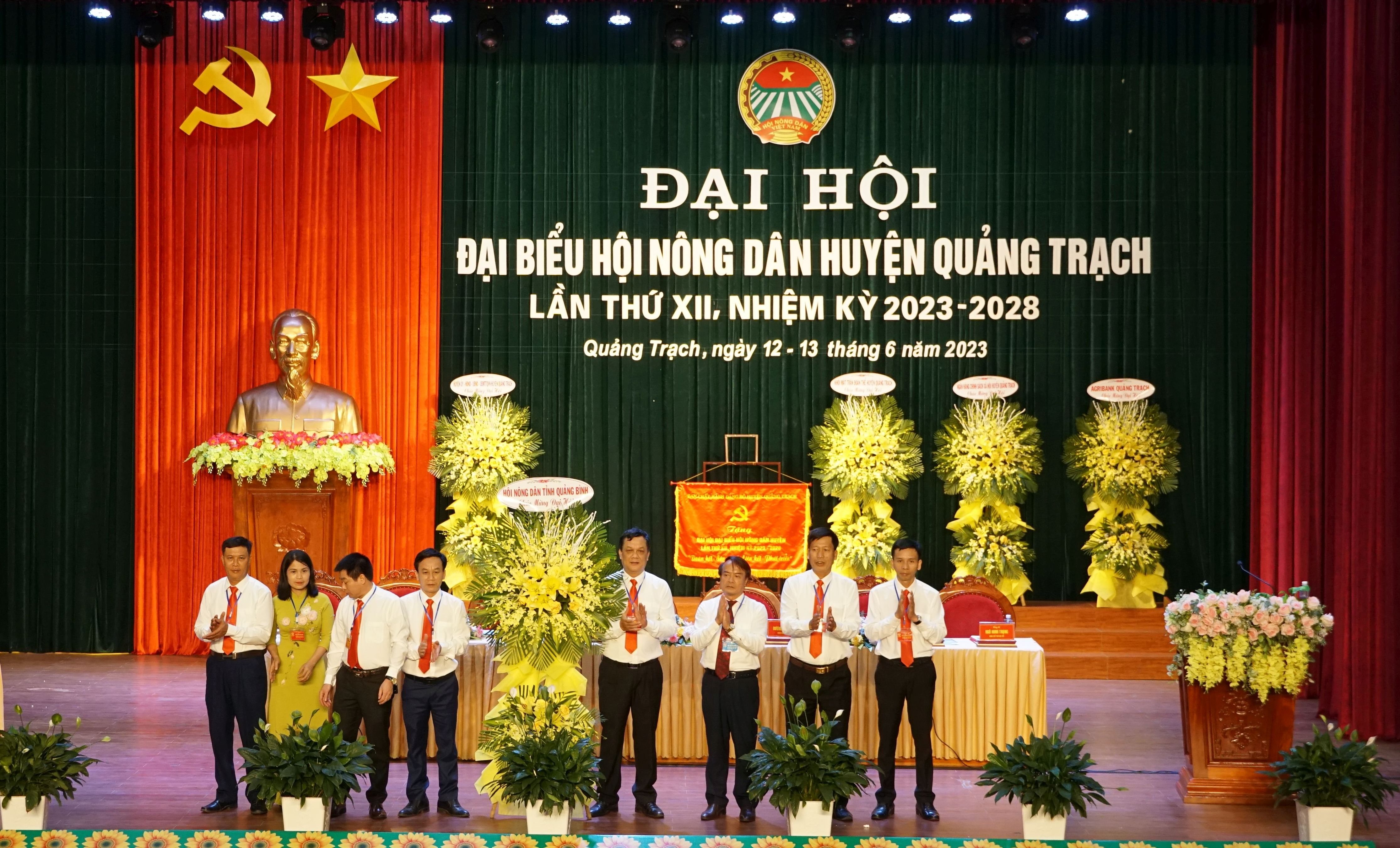 Lãnh đạo HND tỉnh tặng hoa chúc mừng đại hội.