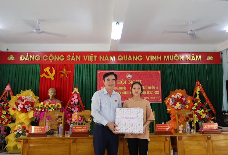Đồng chí Nguyễn Lương Bình, Ủy viên Ban Thường vụ, Trưởng ban Nội chính Tỉnh ủy đại diện cho tổ đại biểu HĐND tỉnh tặng quà cho cháu Đinh Thị Ngọc Huyền.