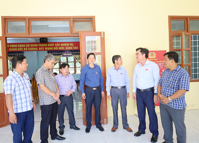 Các đại biểu HĐND tỉnh trò chuyện với cử tri huyện Minh Hóa.