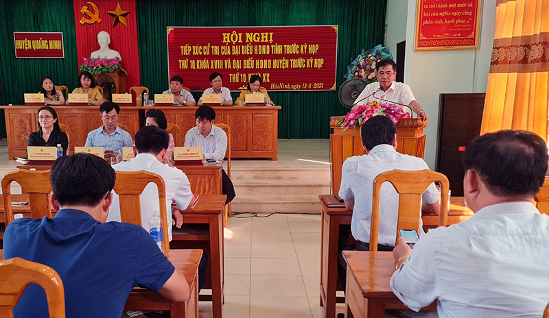 Các đại biểu tham dự buổi tiếp xúc cư tri.
