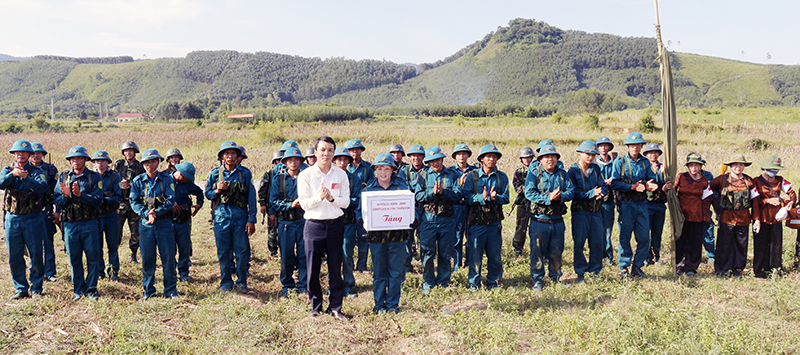 Lãnh đạo huyện Tuyên Hóa tặng quà, động viên các lực lượng tham gia diễn tập.