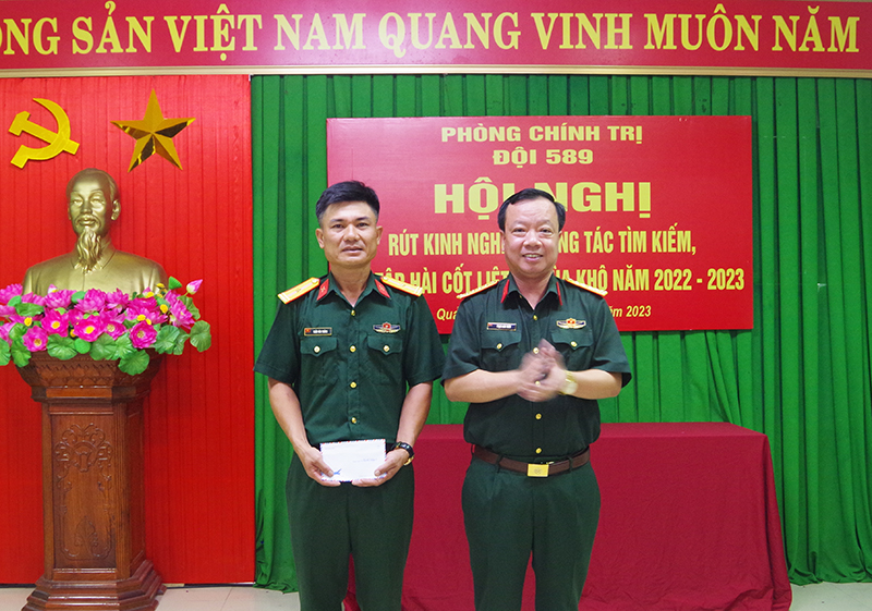 Tặng quà cho tập thể, cá nhân tiêu biểu.