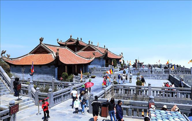 Khách du lịch đến tham quan, ngắm cảnh, chiêm bái tại khu du lịch tâm linh, đường lên đỉnh Fansipan (Lào Cai). Ảnh minh họa: Quốc Khánh/TTXVN
