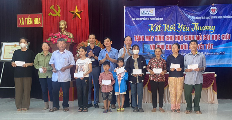 Trao quà của đơn vị BIDV Việt Nam cho các học sinh có hoàn cảnh khó khăn trong tỉnh
