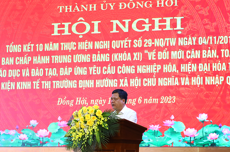 Đồng chí Bí thư Thành ủy Đồng Hới Trần Phong kết luận hội nghi.