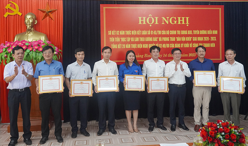 Đại diện Ban Dân vận Tỉnh ủy và Ban Thường vụ Đảng ủy Khối DN tỉnh tặng giấy khen cho các tập thể có thành tích xuất sắc trong thực hiện Nghị quyết số 02-NQ/ĐU của BCH Đảng bộ Khối.