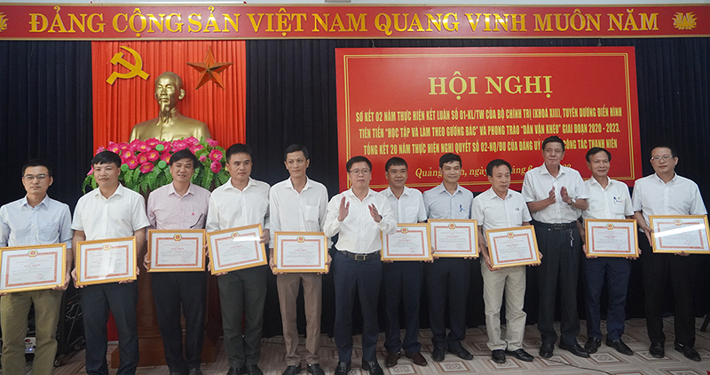 Đại diện lãnh đạo Ban Tuyên giáo Tỉnh ủy và Ban Thường vụ Đảng ủy Khối DN tỉnh tặng giấy khen cho các tập thể có thành tích xuất sắc trong thực hiện Nghị quyết số 02-NQ/ĐU của BCH Đảng bộ Khối.