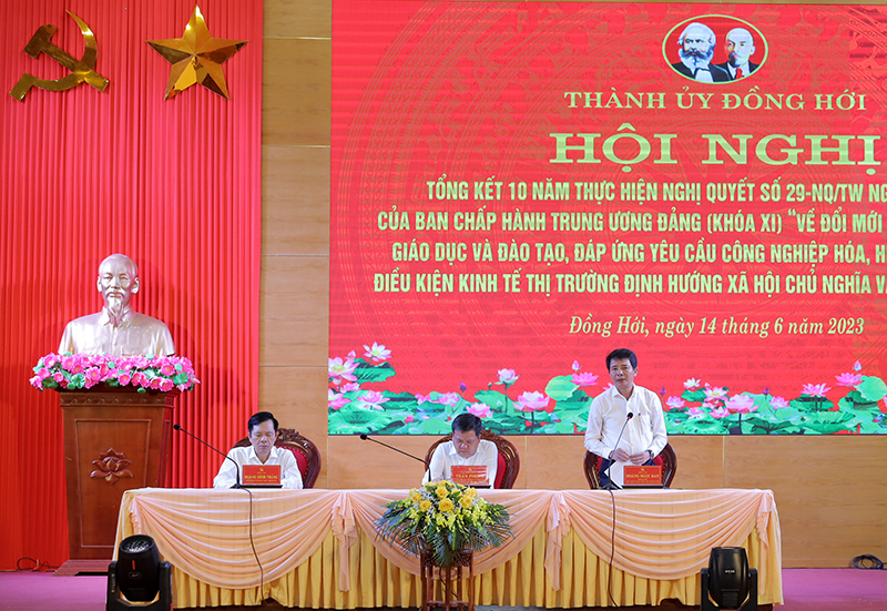 Đồng chí Chủ tịch UBND thành phố Hoàng Ngọc Đan điều hành thảo luận.