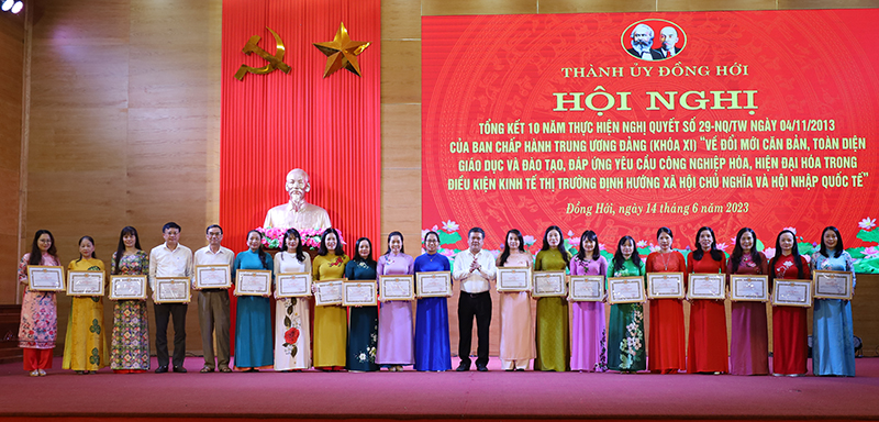 Đồng chí Bí thư Thành ủy Trần Phong trao giấy khen tặng các tập thể có thành tích tiêu biểu trong 10 năm thực hiện Nghị quyết số 29-NQ/TW.