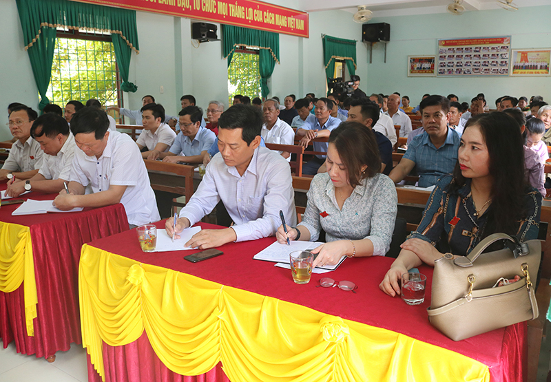 Các đại biểu tham dự buổi tiếp xúc cử tri.