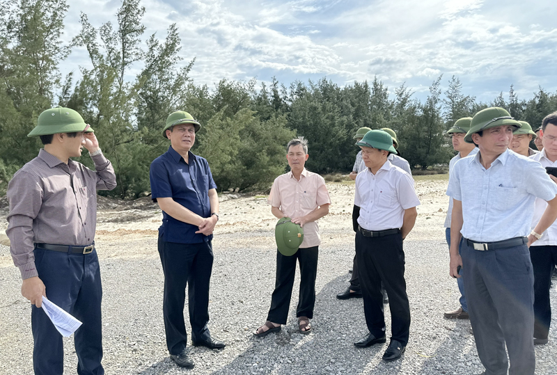  Đồng chí Chủ tịch UBND tỉnh Trần Thắng kiểm tra Dự án đường nối Quốc lộ 1A đến quảng trường biển xã Ngư Thủy Bắc.