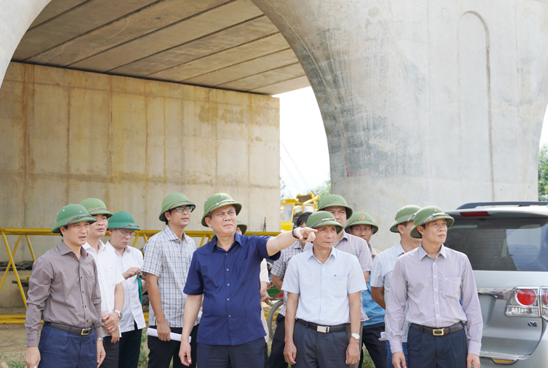  Đồng chí Chủ tịch UBND tỉnh Trần Thắng kiểm tra Dự án cầu Lộc Thủy - An Thủy và đường hai đầu cầu.