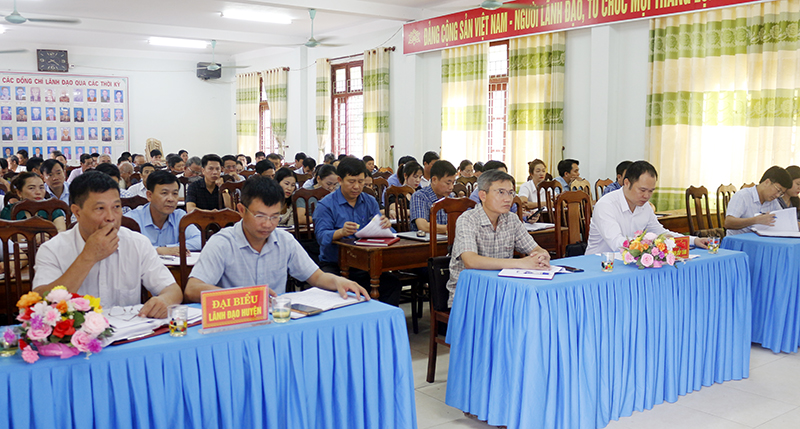 Lãnh đạo huyện Tuyên Hóa và các địa phương tham gia buổi tiếp xúc.