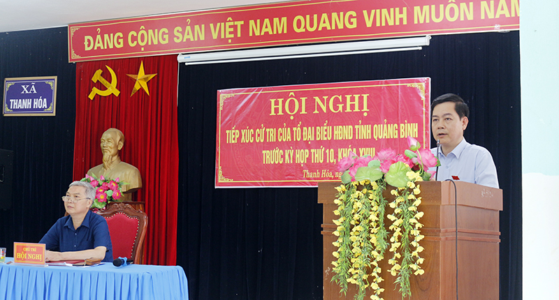 Đại diện tổ đại biểu HĐND tỉnh tiếp thu ý kiến cử tri.