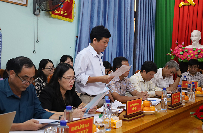  Đại diện lãnh đạo xã Thanh Trạch báo cáo kết quả thực hiện chương trình tín dụng chính sách xã hội trên địa bàn.
