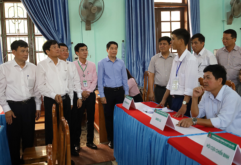 Đoàn giám sát kiểm tra hoạt động điểm giao dịch Ngân hàng CSXH tại xã Thanh Trạch.
