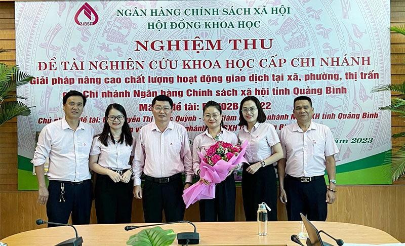 Đại diện lãnh đạo NHCSXH-Chi nhánh Quảng Bình chúc mừng nhóm nghiên cứu đề tài