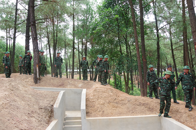 Kiểm tra tại Sở Chỉ huy Diễn tập khu vực phòng thủ huyện Quảng Ninh.