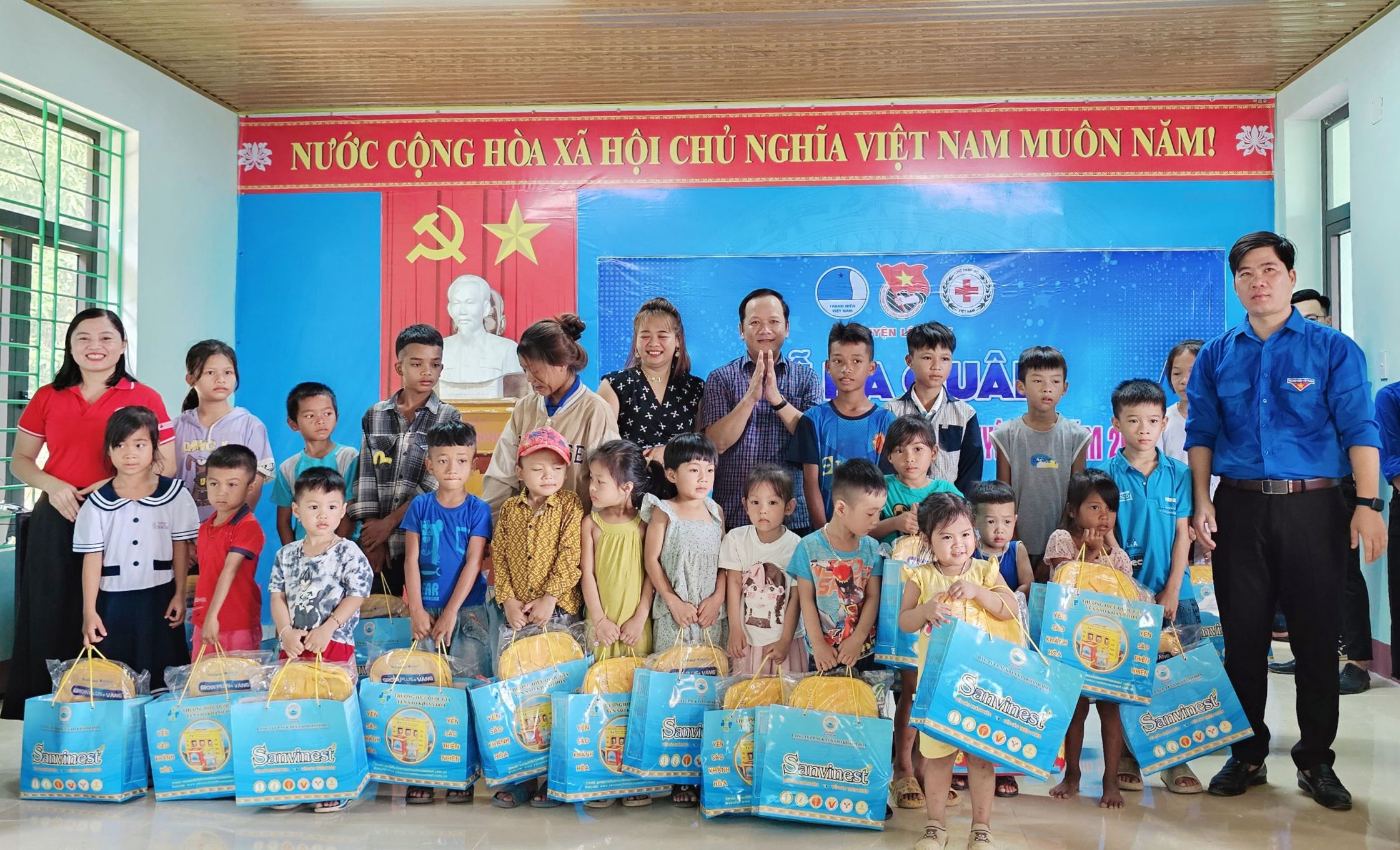 Huyện đoàn Lệ Thủy phối hợp với các đơn vị trao quà cho học sinh có hoàn cảnh khó khăn trên địa bàn.