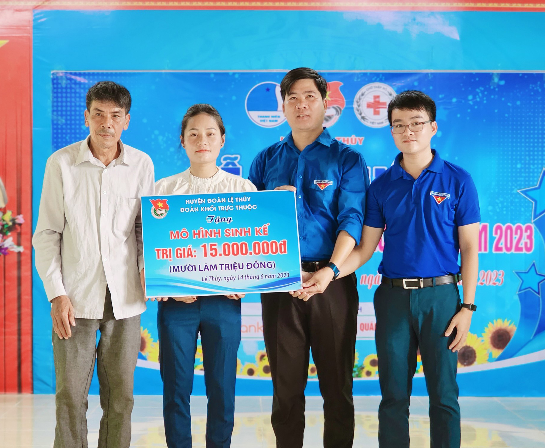 Huyện đoàn Lệ Thủy trao mô hình sinh kế cho người dân xã Ngân Thủy.