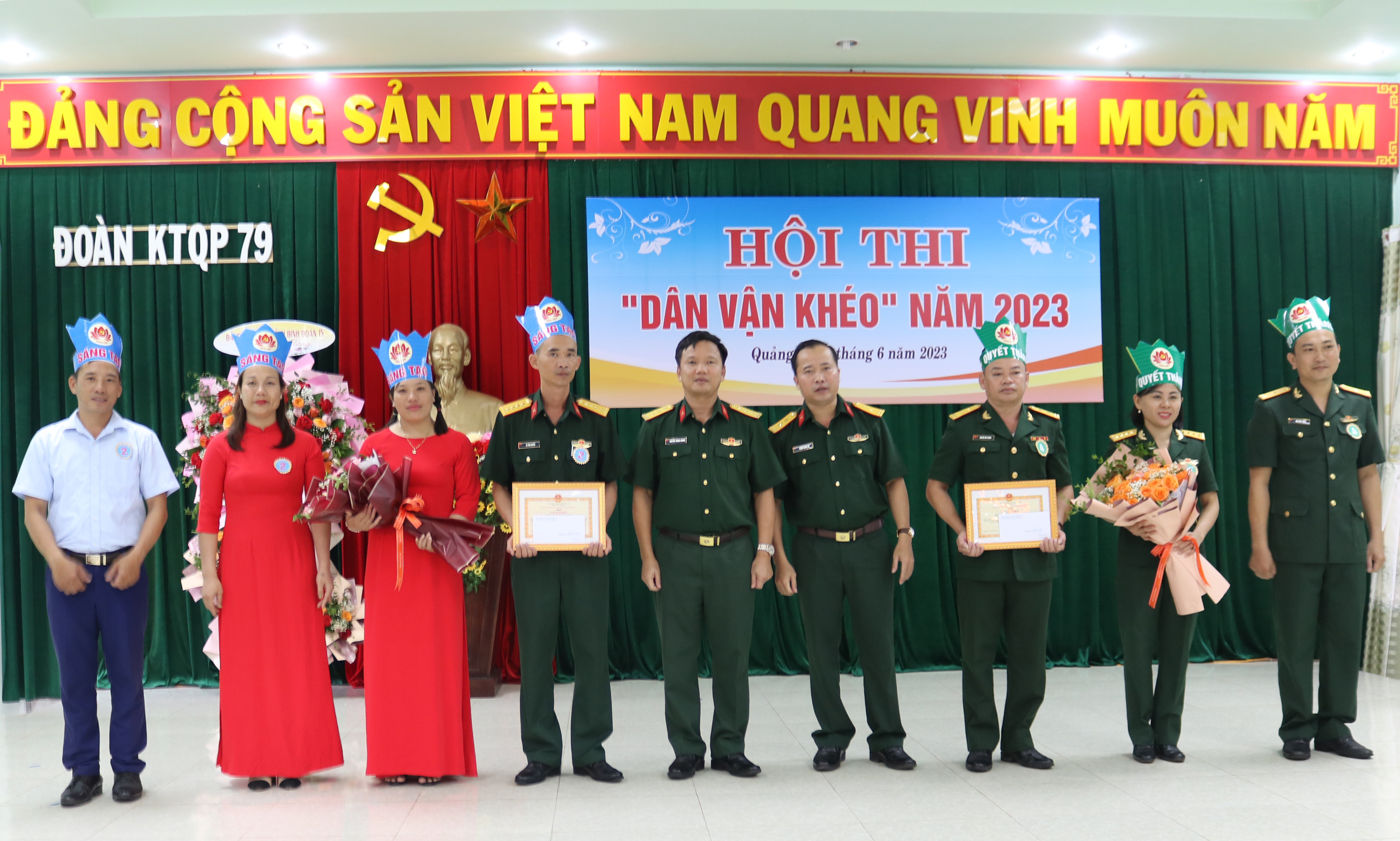 Ban tổ chức trao giải cho các đội có thành tích cao trong hội thi.