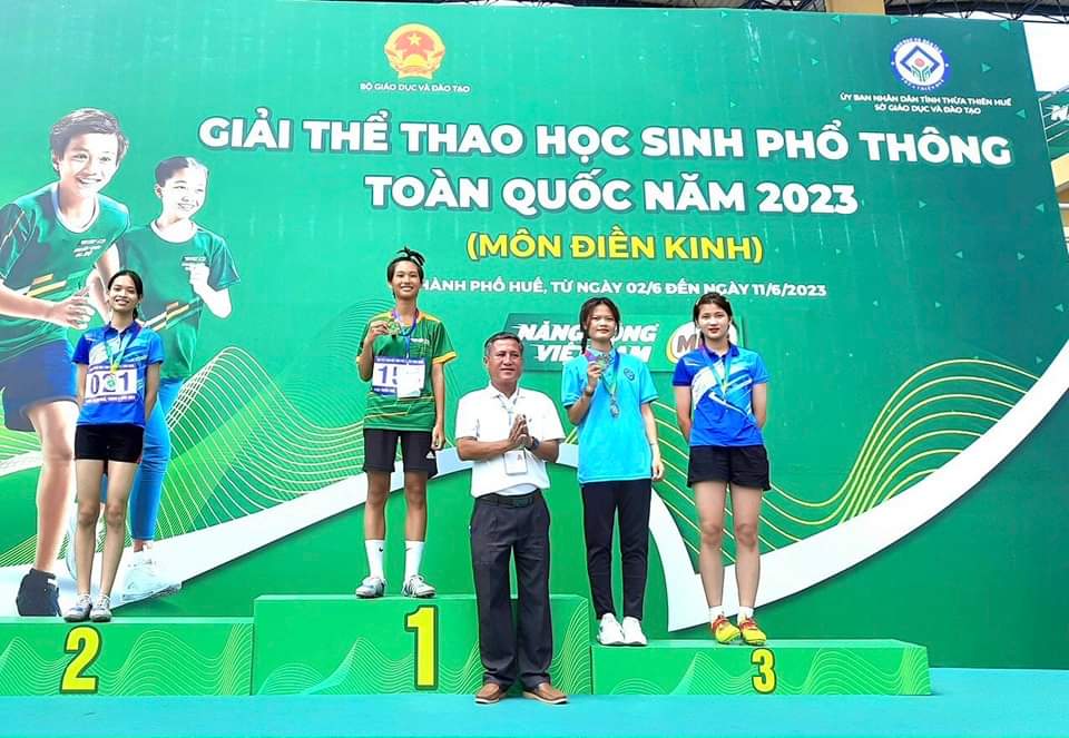 Em Phan Thị Tuyết Linh đoạt huy chương vàng tại giải thể thao học sinh phổ thông toàn quốc năm 2023.