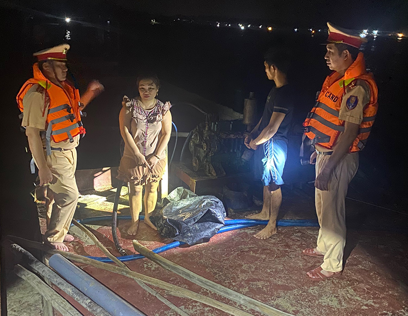 Thuyền khai thác cát trái phép trên sông Kiến Giang bị lực lượng Cảnh sát Đường thủy phát hiện, bắt quả tang.