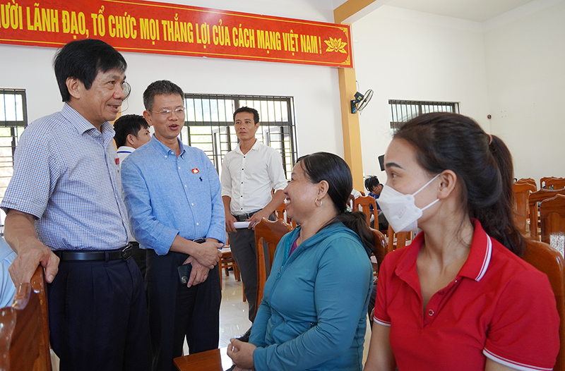 Đồng chí Phó Chủ tịch Thường trực HĐND tỉnh Nguyễn Công Huấn và đồng chí Chủ tịch Hội Nông dân tỉnh Trần Tiến Sỹ trò chuyện với các cử tri huyện Bố Trạch.