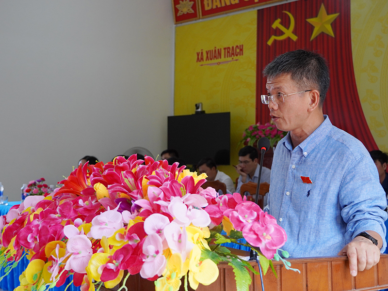 Đồng chí Trần Tiến Sỹ, Chủ tịch Hội Nông dân tỉnh, đại diện tổ đại biểu HĐND tỉnh thông báo kết quả kinh tế-xã hội, quốc phòng-an ninh trên địa bàn tỉnh 6 tháng đầu năm 2023.