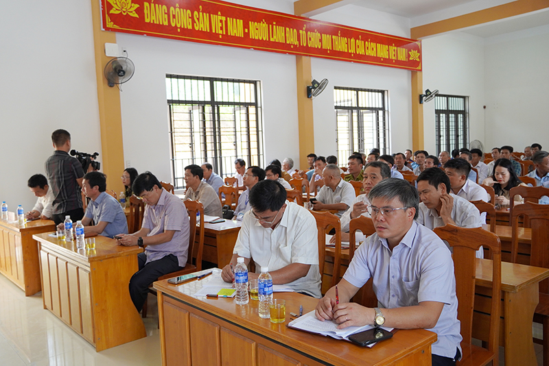 Các đại biểu tham dự tại buổi tiếp xúc cử tri.