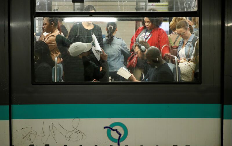 Một chuyến tàu điện ngầm tại Paris. Ảnh: Reuters