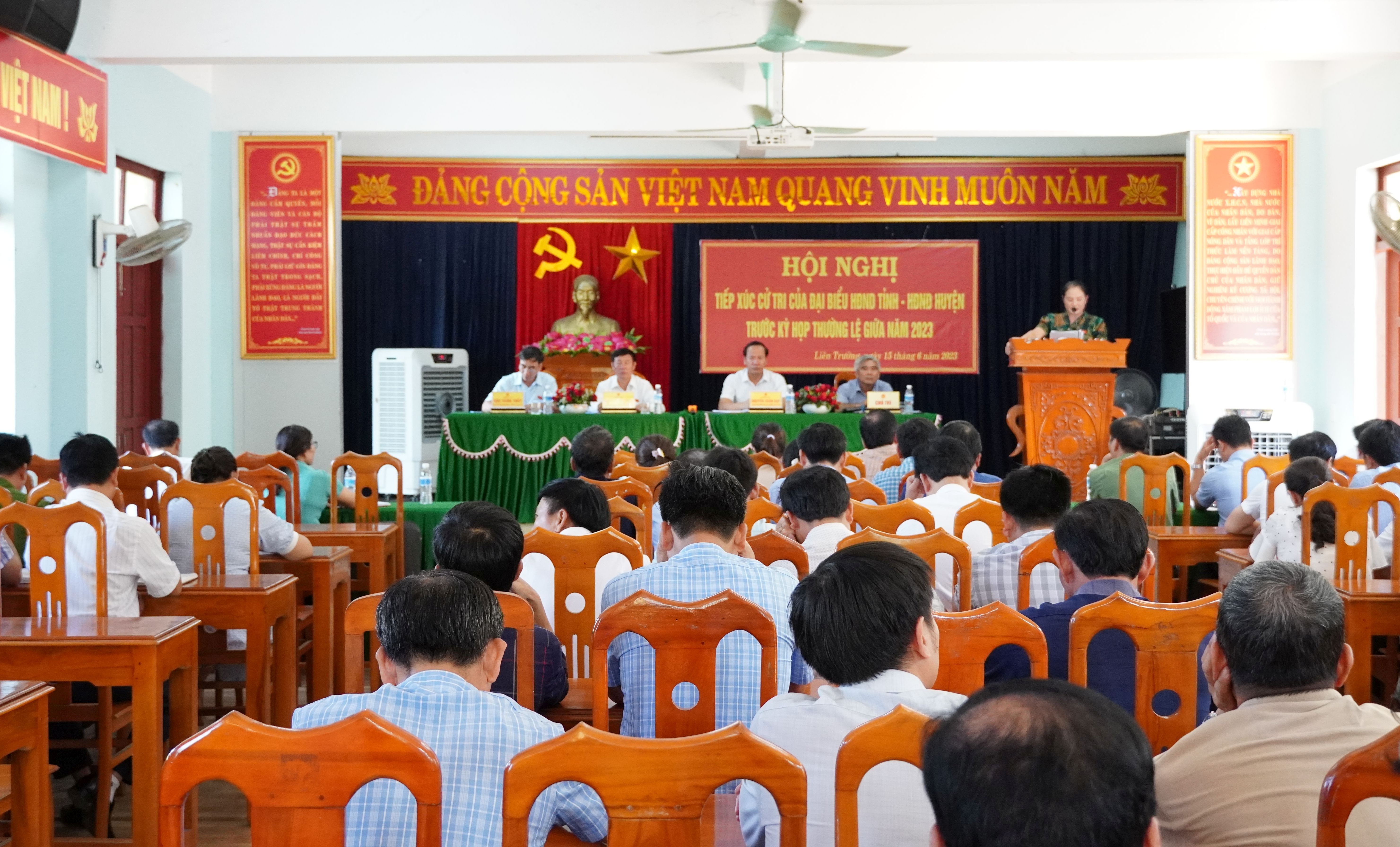 Toàn cảnh hội nghị xúc cư tri.
