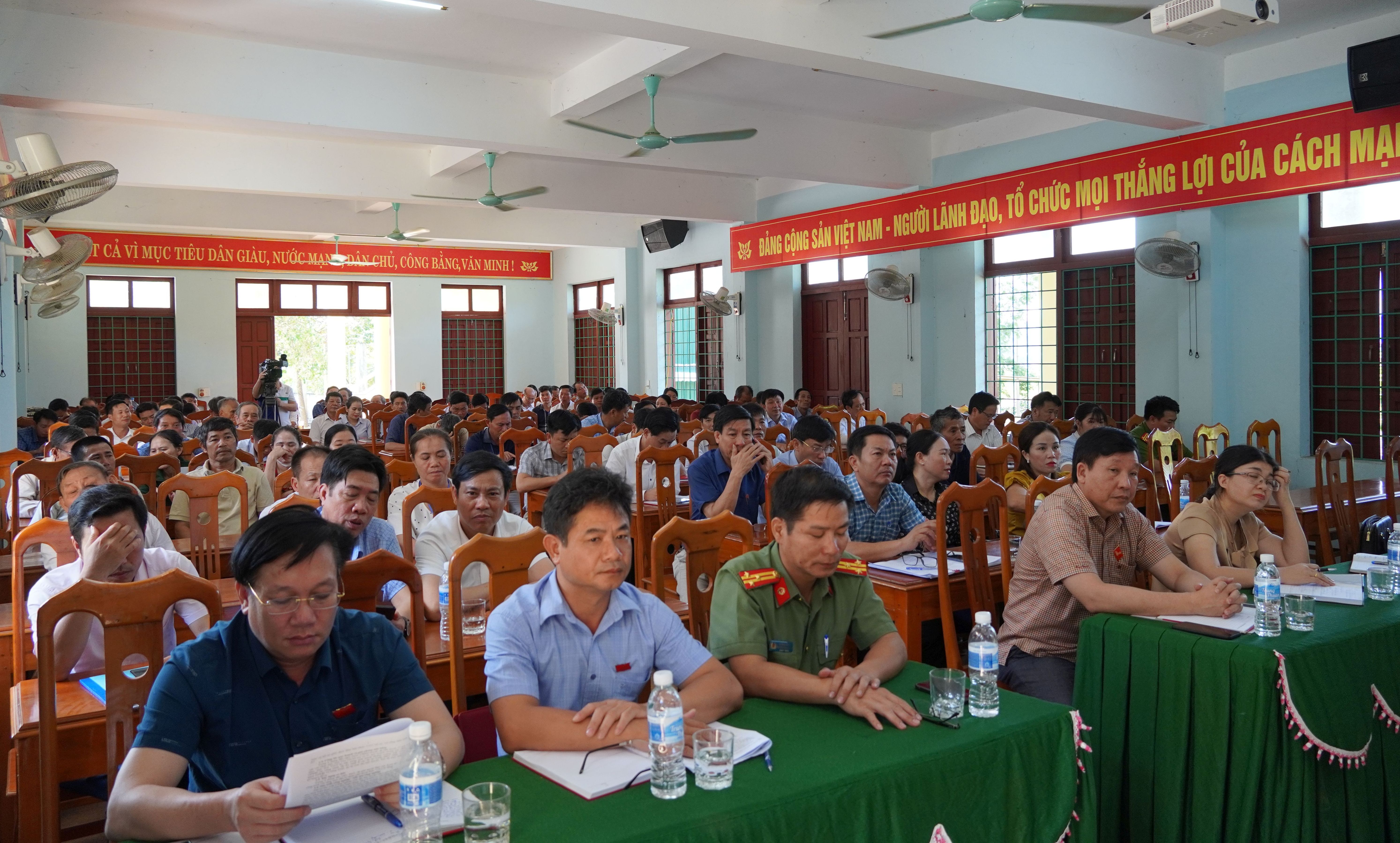 Các đại biểu và cử tri tham dự buổi tiếp xúc.