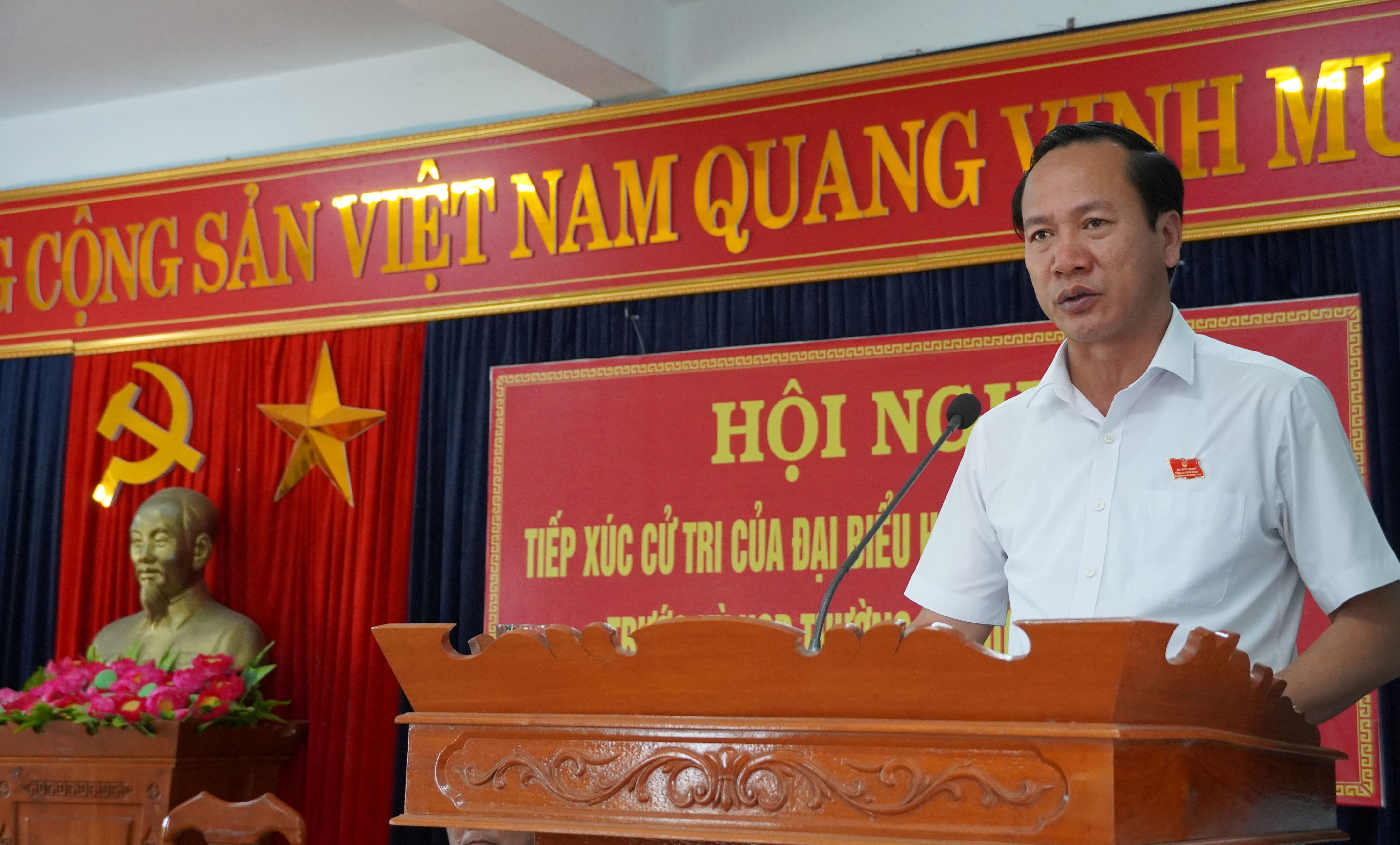 Thay mặt tổ đại biểu HĐND, đại biểu Nguyễn Xuân Đạt tiếp thu những ý kiến của cử tri.