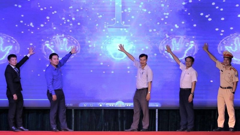 Đại diện Trung ương Hội Liên hiệp Thanh niên Việt Nam, Ủy ban An toàn giao thông quốc gia và các đơn vị liên quan thực hiện nghi lễ phát động Chiến dịch.