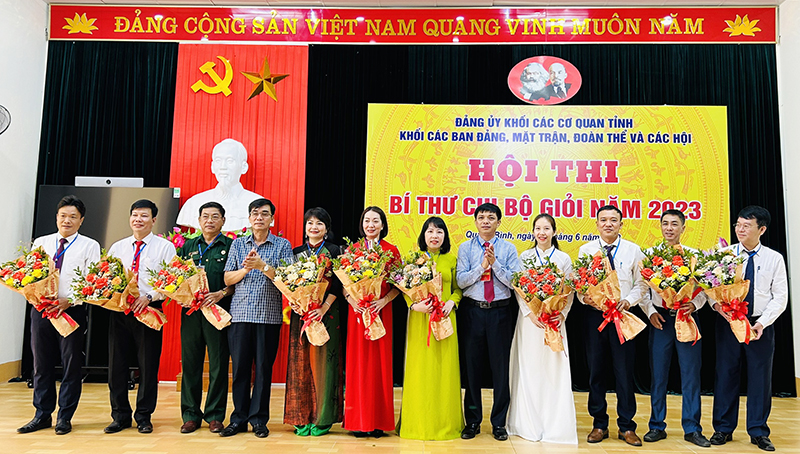 Ban Tổ chức tặng hoa cho các thí sinh tham dự hội thi.