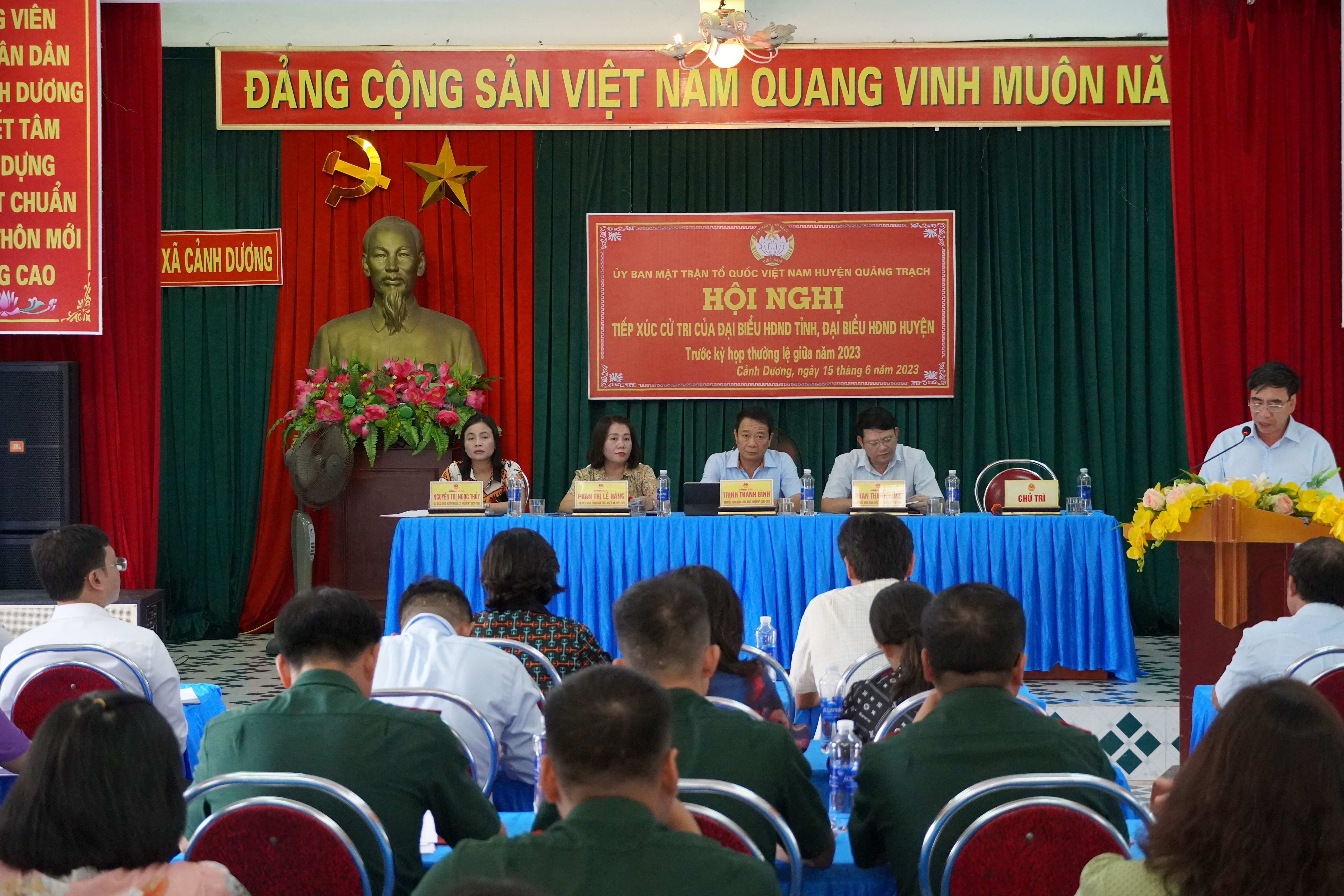 Toàn cảnh hội nghị tiếp xúc cử tri.