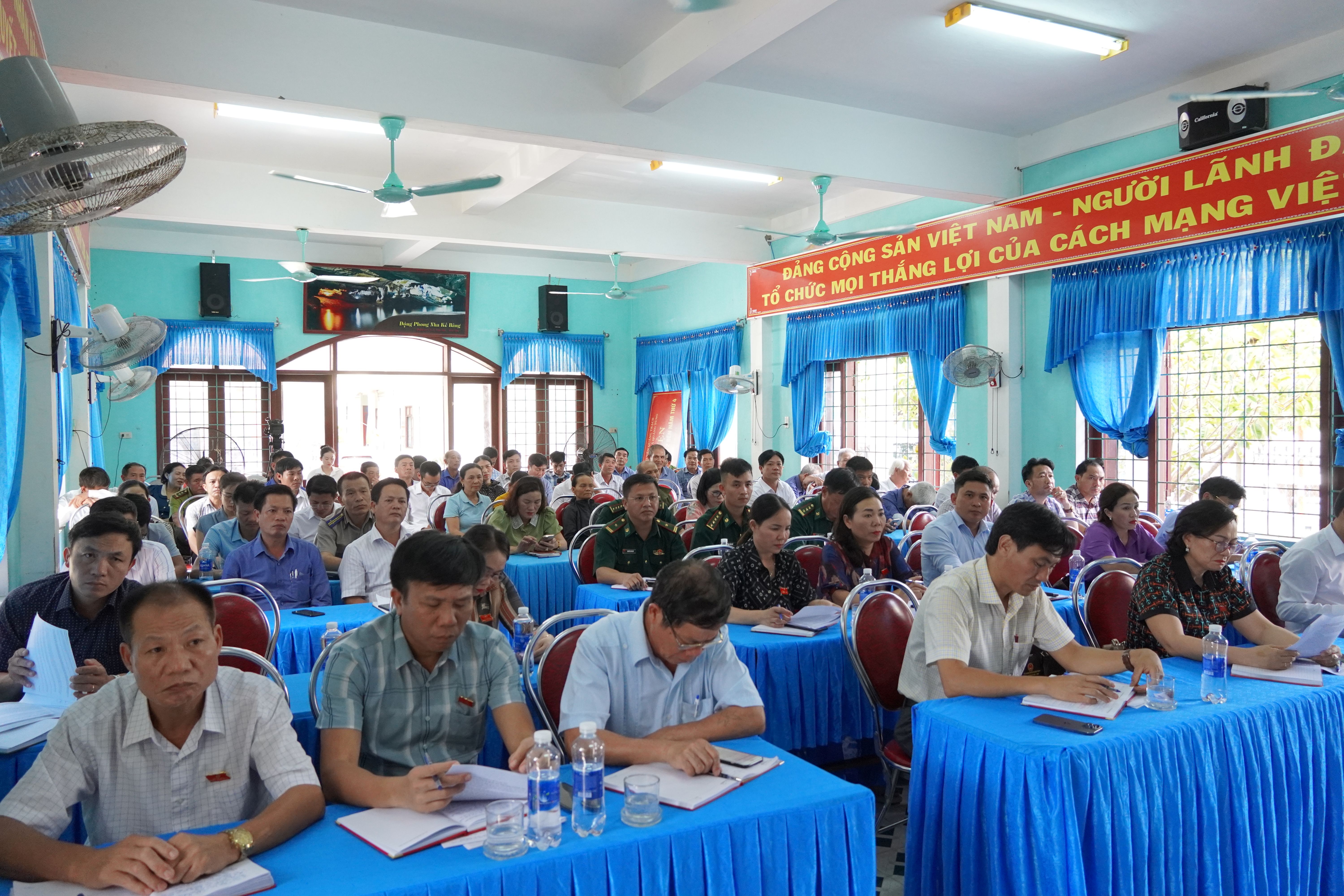 Các đại biểu và đông đảo cử tri tham dự buổi tiếp xúc cử tri.
