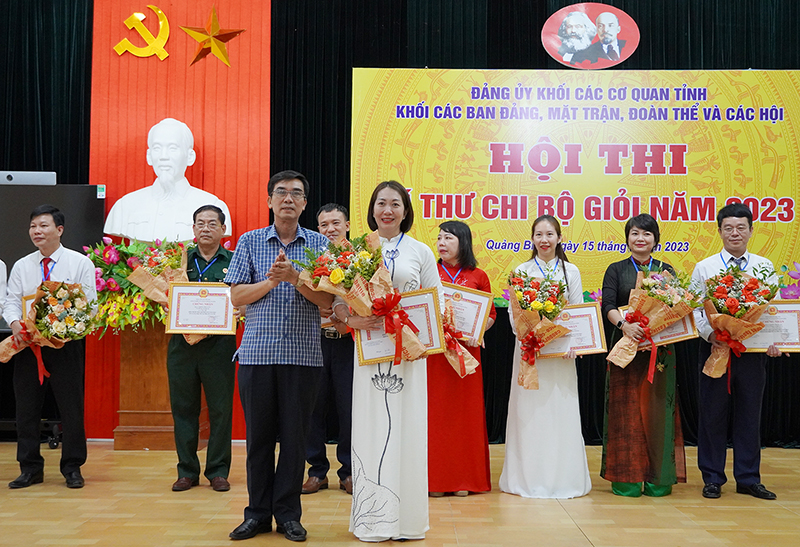 Ban Tổ chức hội thi trao thưởng cho thí sinh đoạt giải nhất.