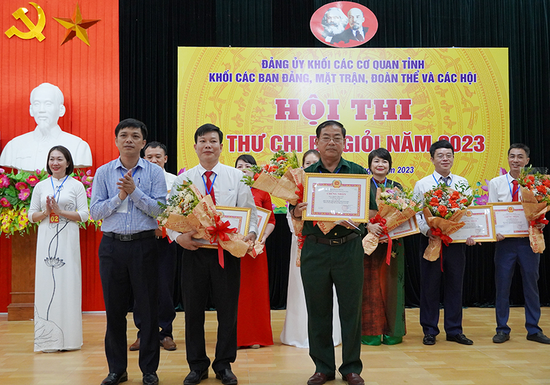 Ban Tổ chức hội thi trao thưởng cho các thí sinh đoạt giải nhì.