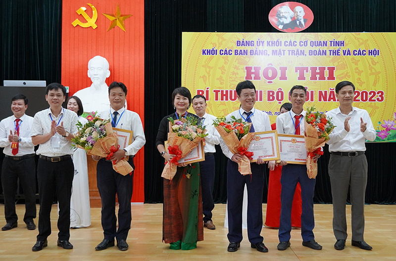 Ban Tổ chức hội thi trao thưởng cho các thí sinh đoạt giải khuyến khích.
