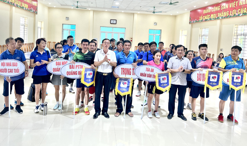 Ban Tổ chức tặng cờ lưu niệm cho các đội tham gia giải đấu.