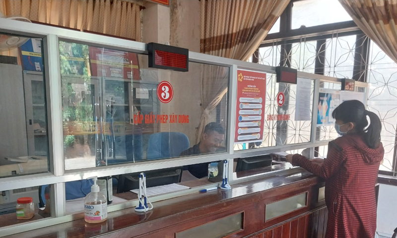Người dân đến giải quyết các TTHC tại bộ phận  &quot;Một cửa liên thông &quot; huyện Minh Hóa.