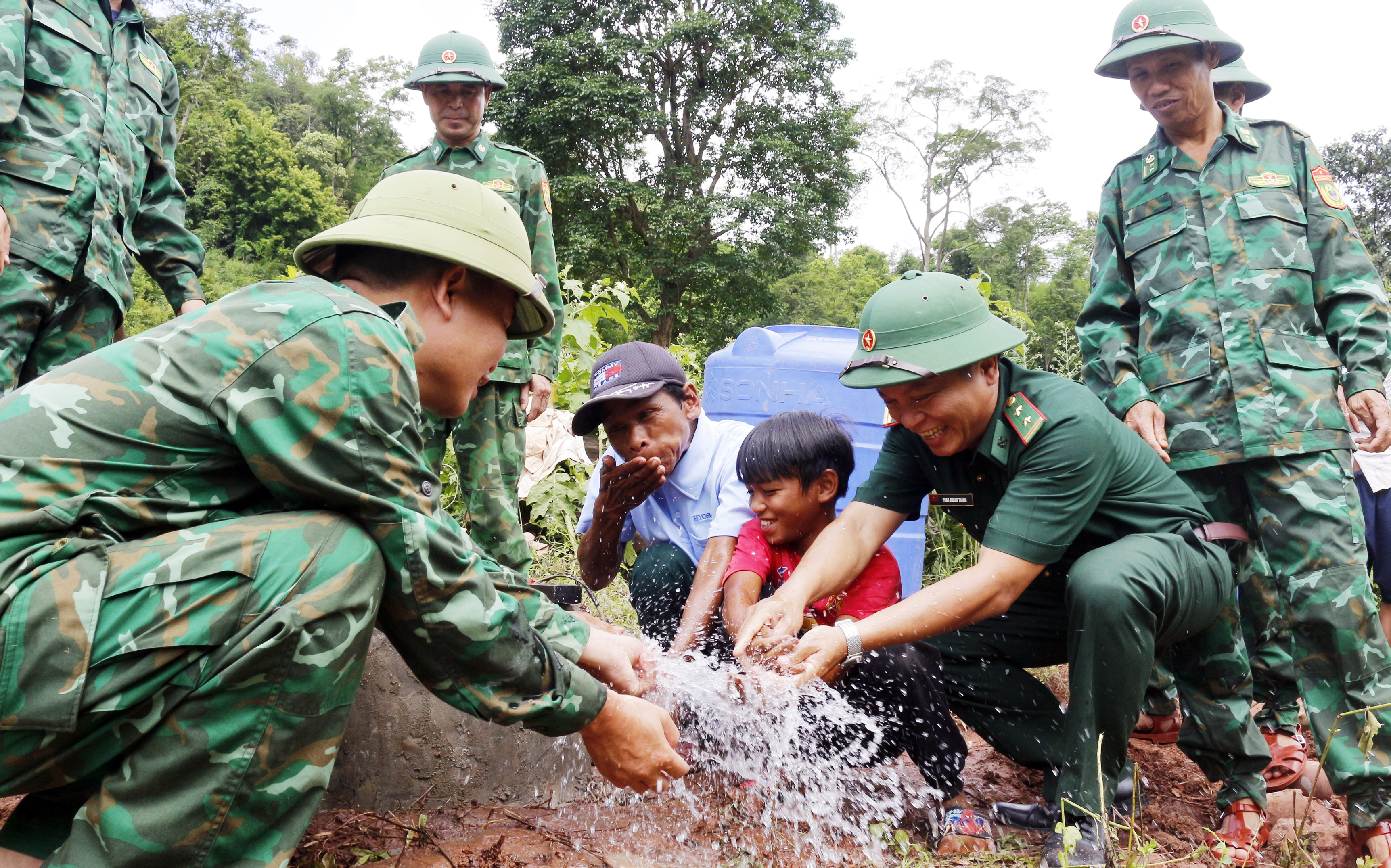 Niềm vui đón dòng nước giếng khoan đầu tiên của Bộ đội Biên phòng và dân bản Nịu.